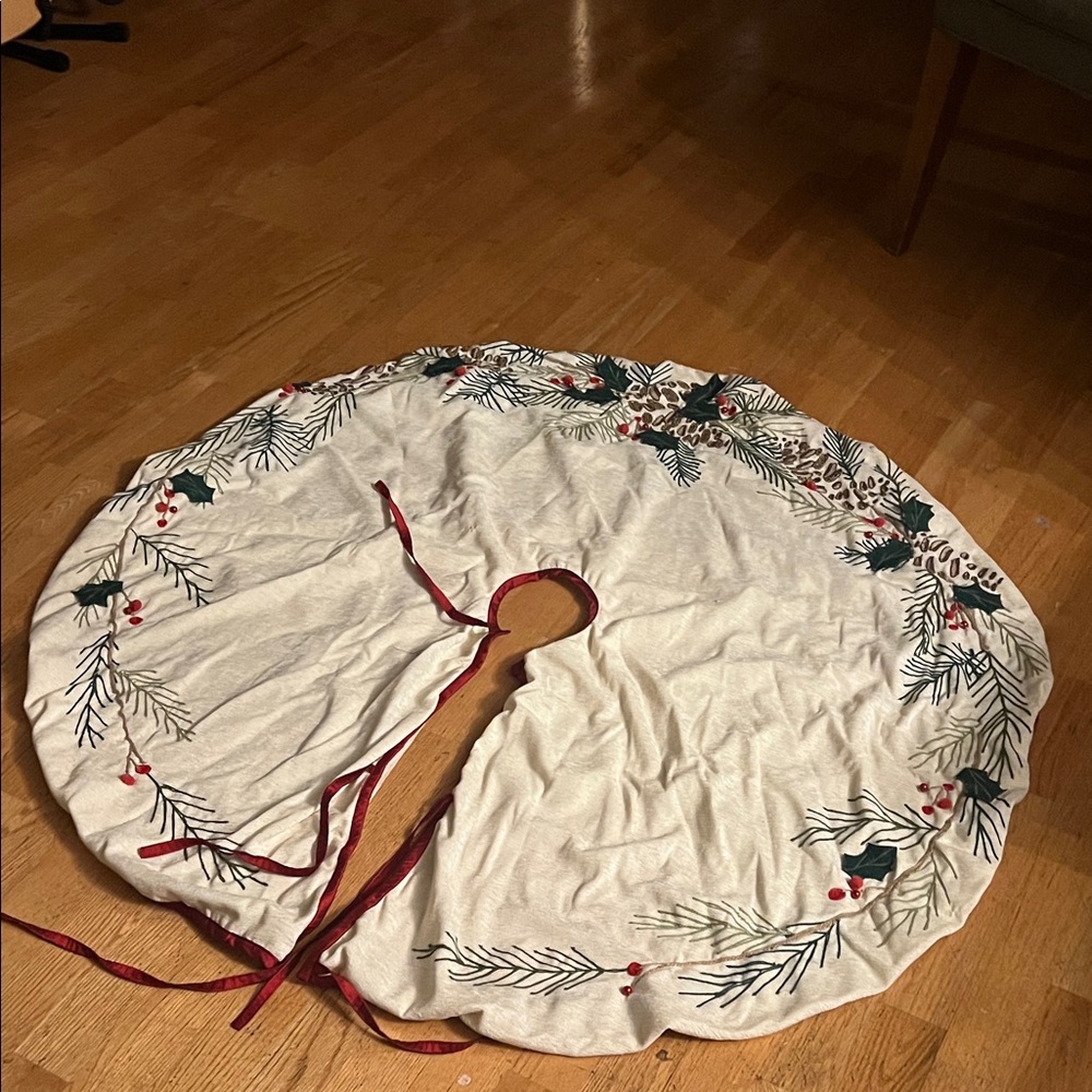 Festive Holiday Tree Skirt with Green and Red Accents